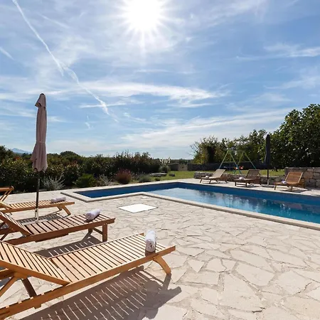 Stunning In Donji Bitelic